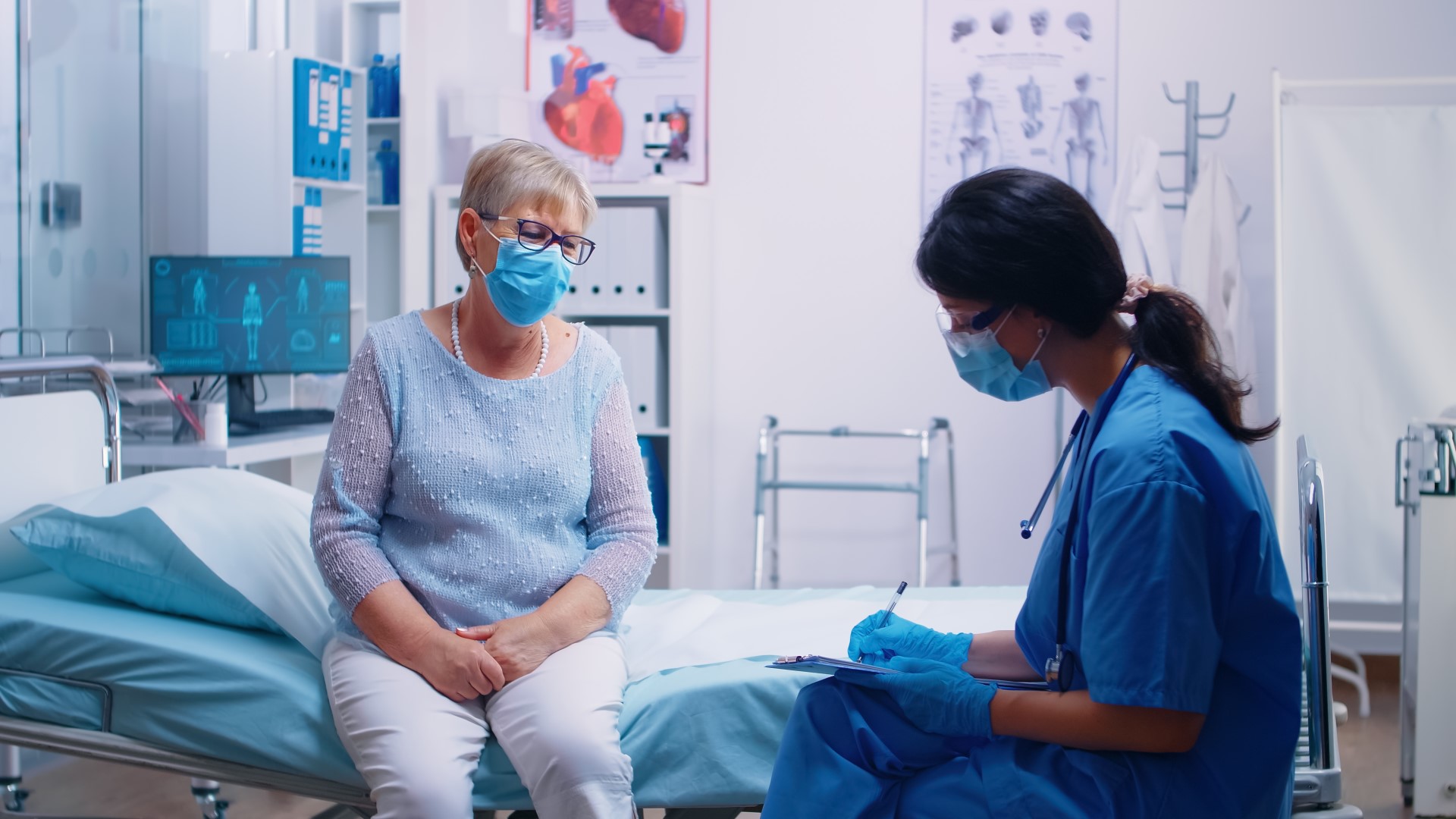 A nurse is talking with an older patient and writing down answers. <strong><em>(Shutterstock)</em><strong>