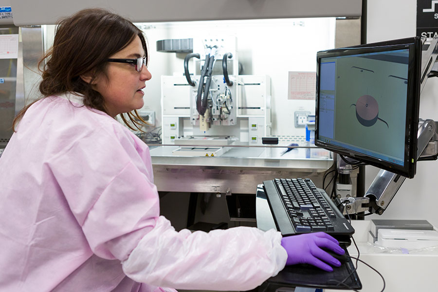Paige Derr creates a 3-D bioprinted tissue model in NCATS’ 3-D Tissue Bioprinting Lab.